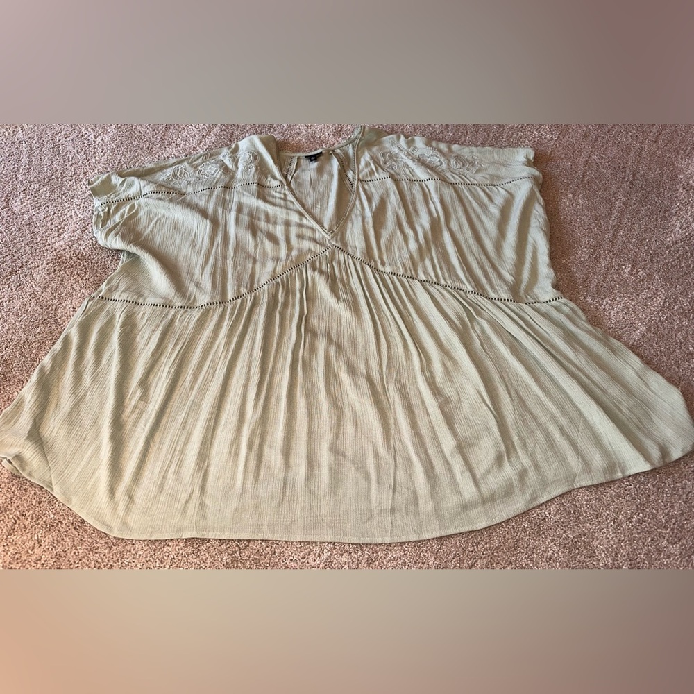 NWOT Torrid V-Neck Flutter Sleeve Tunic with Eyelet Trim. Size 5